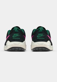 Μαύρα αθλητικά παπούτσια με πράσινες λεπτομέρειες και ροζ φινιρίσματα. Διαθέτουν σουέντ πάνω μέρος, διχτυωτή γλώσσα και υφασμάτινη σόλα με υφή. Λογότυπο Nike στην φτέρνα.