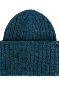 Gorro de punto en verde azulado oscuro con una textura acanalada y un puño doblado. Presenta una pequeña etiqueta negra con el nombre de la marca en el lateral.