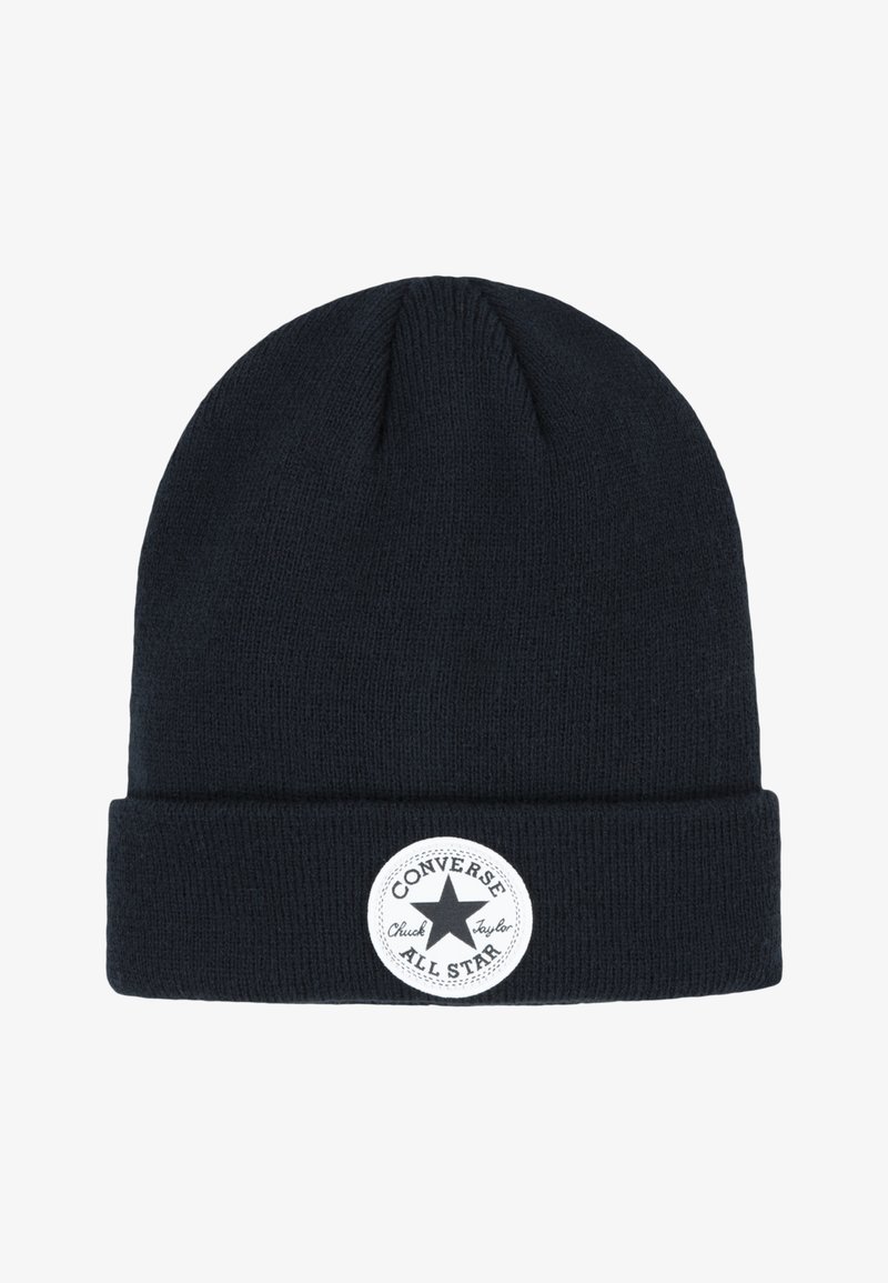 Gorro de malha preto com borda dobrada, apresentando um patch circular branco com a inscrição "Converse All Star" e um logótipo de estrela. Textura suave.