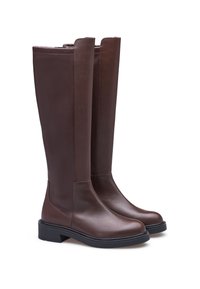 Ein Paar hohe, dunkelbraune Lederstiefel mit runden Zehen, gepolsterten schwarzen Sohlen und niedrigen Absätzen auf einem weißen Hintergrund.