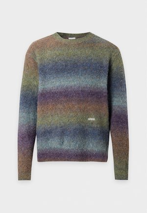 Pull à manches longues et col rond, à la maille duveteuse, avec des rayures horizontales multicolores et un petit logo ARKK sur la poitrine.