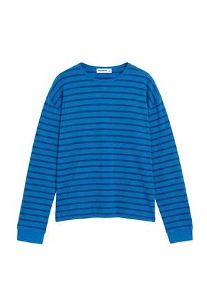 Chemise bleue à manches longues avec des rayures horizontales foncées et un col rond, présentée à plat sur un fond blanc.