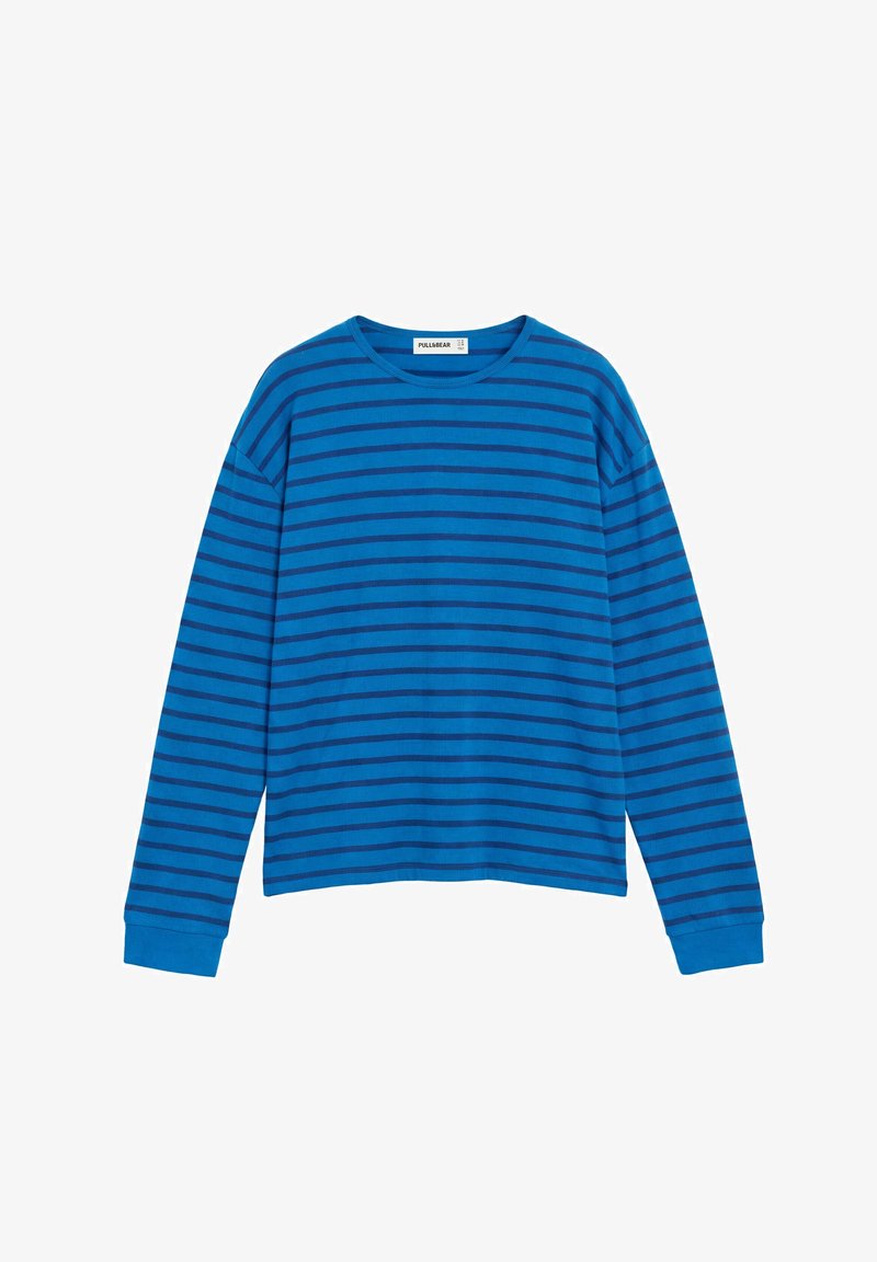Chemise bleue à manches longues avec des rayures horizontales foncées et un col rond, présentée à plat sur un fond blanc.