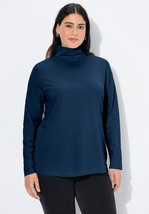 Granatowa koszulka z długim rękawem i golfem, wykonana z gładkiej tkaniny, o luźnym kroju, z wysokim kołnierzem i bocznymi rozporkami dla swobody ruchów.