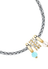 Collana intrecciata d'argento con accenti dorati, una barra incastonata di pietre trasparenti e due perle colorate: una blu chiaro e una bianca.