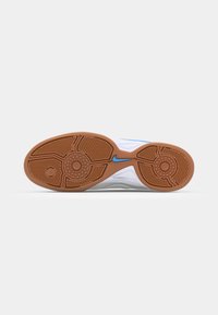 Weiße Sneaker-Sohle mit einer strukturierten Gummi-Außensohle, die ein blaues Nike-Logo und ein geschwungenes, modernes Design aufweist.