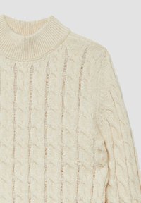 Cremfarbener Kabelstrickpullover mit hohem Rippkragen. Die Textur ist weich mit ausgeprägten geflochtenen Mustern und einer lockeren Passform.