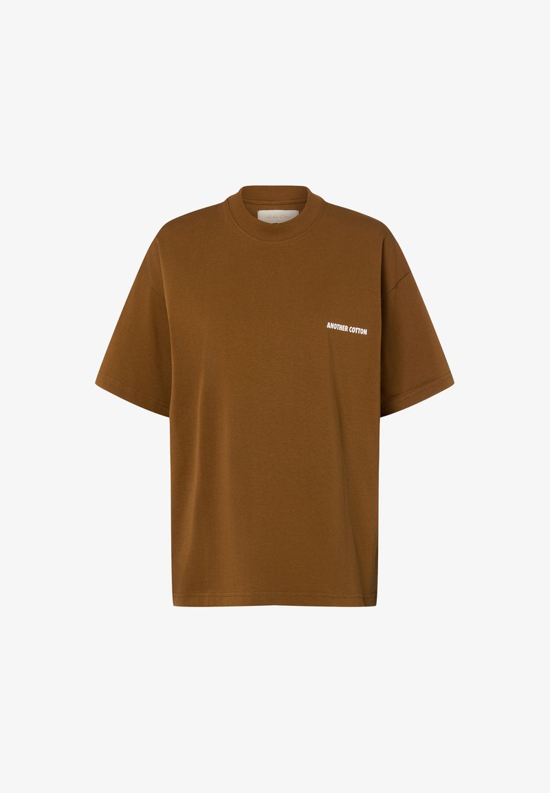 Brun kortærmet bomulds-T-shirt med rund hals og lille hvid tekst "ANOTHER COTTON" på venstre bryst.