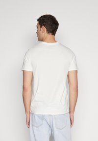 Guess Camiseta estampada - salt white