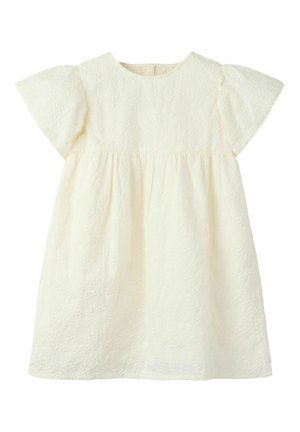 Kremowa sukienka dziecięca z krótkimi bufkami i subtelnym fakturowanym kwiatowym wzorem.