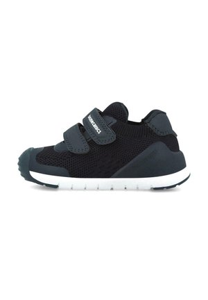 Zapatillas de malla negras para niños con dos correas de velcro, puntera de goma y suela blanca. Presentan material transpirable y acentos texturizados.