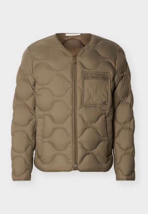 Geacă matlasată, culoare verde măsliniu, cu textură matlasată, fermoar frontal și buzunar pe piept. Dispune de manșete rib și croială lejeră.