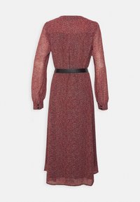 Lång, röd blommig klänning med långa ärmar, ett svart midjebälte och genomskinligt tyg. Designen har ett subtilt mönster över hela plagget.