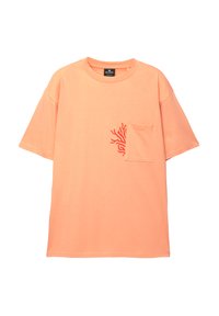 Tricou cu mânecă scurtă, supradimensionat, din bumbac piersiciu, cu un model de corali roșii pe buzunarul de la piept; decolteu rotund și croi lejer.