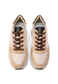Sneaker beige con dettagli in suede marrone, punta tonda, lacci marroni e fodera con stampa leopardata. Materiale liscio con suola ammortizzata.