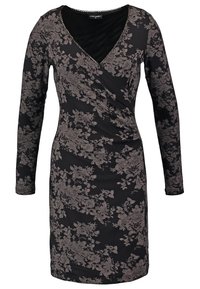 Robe noire style portefeuille à manches longues avec un motif floral gris, silhouette ajustée, longueur genou.