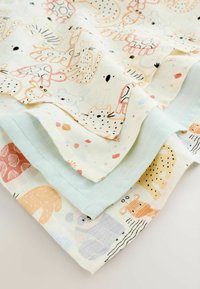 Farebná bavlnená látka s rôznymi ilustráciami zvierat, mäkká textúra, svetlokrémové pozadie a svetlozelené okraje.