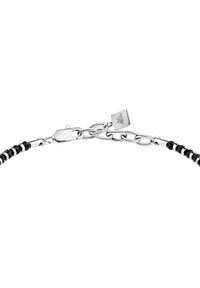 Bracciale nero e argento con design a catena. Presenta una sequenza alternata di perle nere e una chiusura con un ciondolo quadrato inciso con un logo.