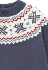 Jersey de punto en tono navy que presenta un patrón Fair Isle en blanco, rojo y azul claro, con un escote redondo y un acabado texturizado.
