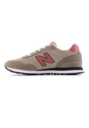 Baskets New Balance beige et roses avec tige en mesh et daim, lacets blancs, semelle en caoutchouc noire et blanche, vue latérale sur fond blanc.