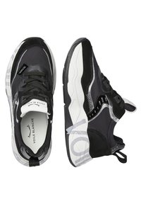 Sneaker bianco e nero con un mix di materiali in pelle e rete, dotati di una suola spessa, dettagli decorativi e chiusura con lacci.