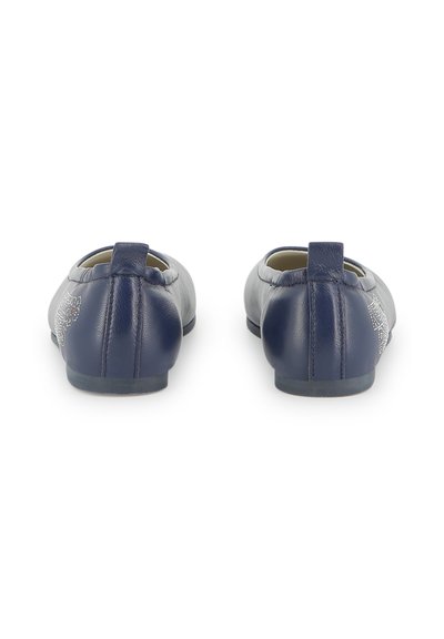 Marineblauwe leren ballerina's met een ronde neus, met een gestructureerde achterkant en een decoratief ontwerp aan de zijkant. Zacht interieur.