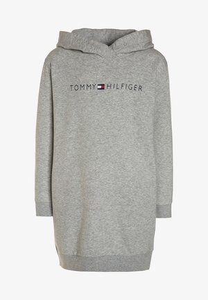 Jasnoszara sukienka typu hoodie z długimi rękawami i prążkowanymi mankietami, z napisem "Tommy Hilfiger" i logo flagi umieszczonymi na środku klatki piersiowej.
