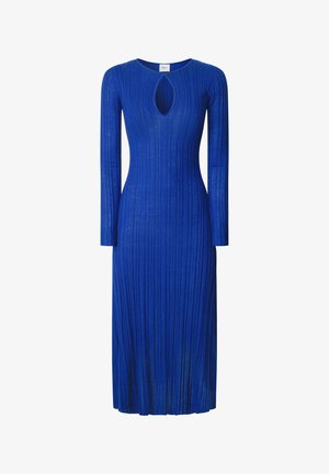 Haljina dugih rukava od plavog pletiva, s izrezom u obliku ključanice na dekolteu i prilagođenim siluetom do sredine teladi.