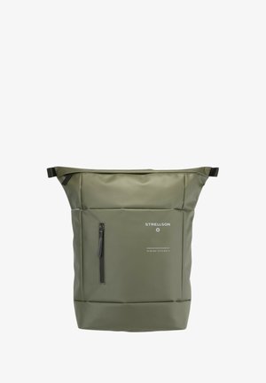 Bolsa tote de nailon verde con una textura suave, que presenta un bolsillo delantero con cremallera y el logo de la marca. Diseño de doble pliegue con dos asas.