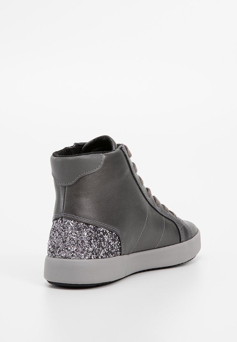 Baskets montantes en cuir gris avec un accent de talon argenté pailleté et une semelle en caoutchouc gris. Comprend des lacets ronds et une texture lisse.