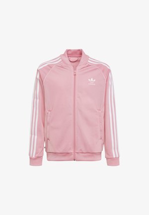 Lyserød Adidas træningsjakke med lynlås foran, hvide tre striber på ærmerne, ribstrikket krave og manchetter og Adidas Trefoil-logo på brystet.