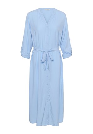 Vestido midi azul claro de manga larga con botones, mangas remangadas y cinturón anudado a la cintura.