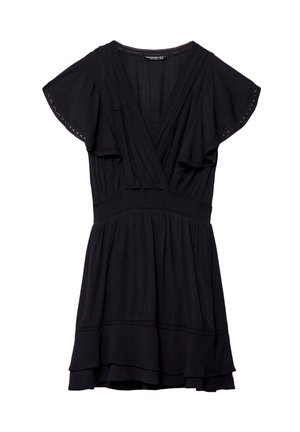 Čierne krátke šaty s volánovými rukávmi, výstrihom do V, mushovaným pásom a detailami viacerých vrstiev sukne. Vyrobené z ľahkej tkaniny.
