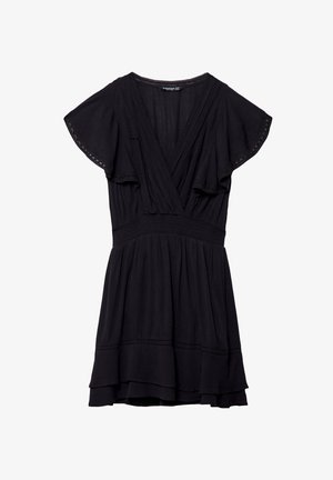 Čierne krátke šaty s volánovými rukávmi, výstrihom do V, mushovaným pásom a detailami viacerých vrstiev sukne. Vyrobené z ľahkej tkaniny.