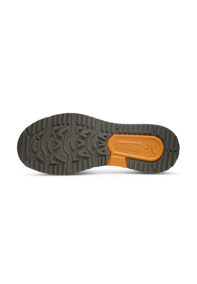Suola di scarpa in gomma grigia con un modello di battistrada robusto e un accento arancione vicino al tallone etichettato "All-Terrain Grip".