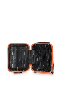 Valigia rigida arancione con interno foderato di nero e un motivo a righe. Include scomparti, cinghie e una tasca con zip.
