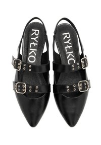 Czarne skórzane buty slingback z ostrymi noskami, dwiema regulowanymi klamrami oraz teksturowaną wkładką. Wnętrze z widocznym logo RYLKO.