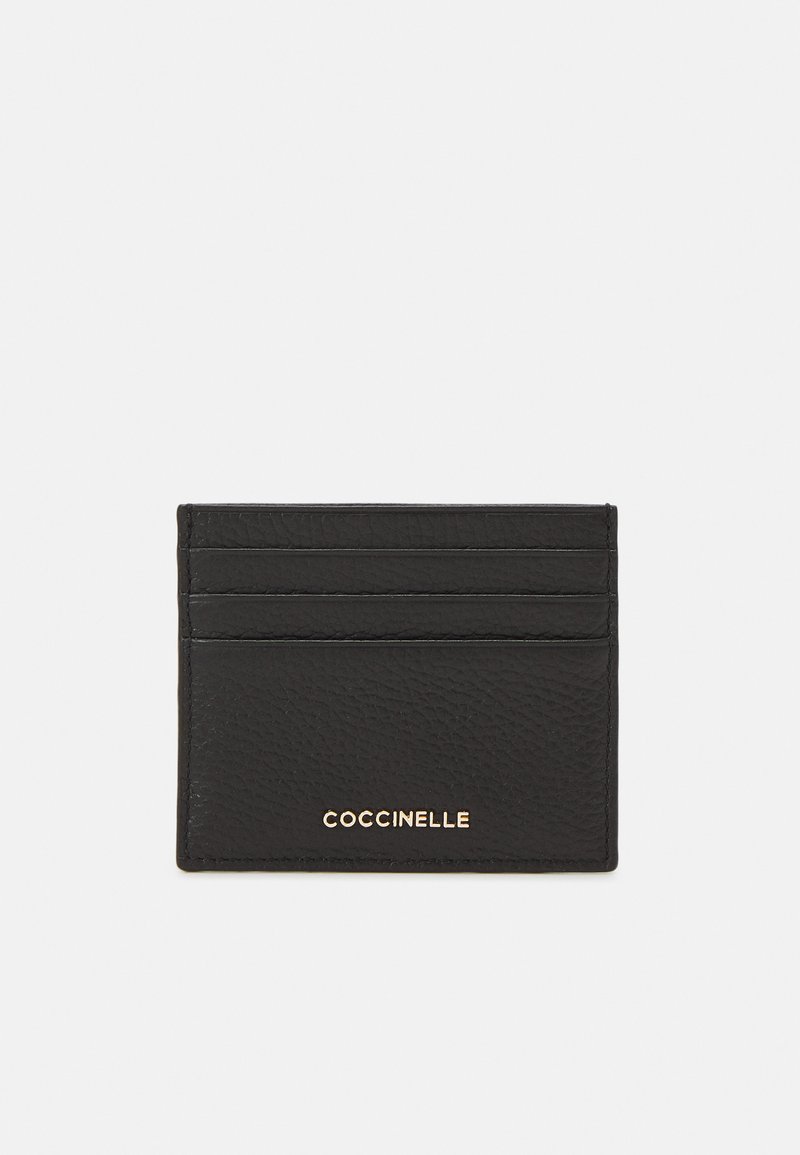 Porte-cartes en cuir noir avec une surface texturée, doté de quatre fentes pour cartes et d'un accent logo doré. Design rectangulaire simple.
