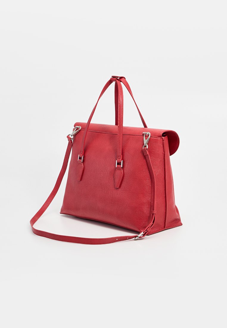 Rote Lederhandtasche mit strukturierter Oberfläche. Verfügt über kurze Griffe und einen verstellbaren Schultergurt, mit silbernen Hardware-Akzenten.