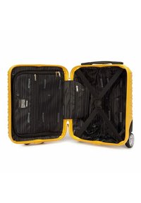 Valigia rigida gialla con interni neri, dotata di scomparti con zip, cinghie per fissare gli oggetti e ruote resistenti per la mobilità.
