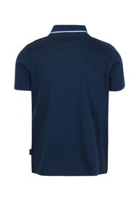 Marineblauw poloshirt van gladde katoen; heeft een klassieke kraag met een lichtblauwe accent en korte mouwen.