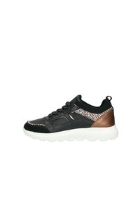 Zapatilla negra con diseño de cordones, cuero sintético texturizado y detalles de estampado de leopardo. Suela blanca gruesa para mayor comodidad.