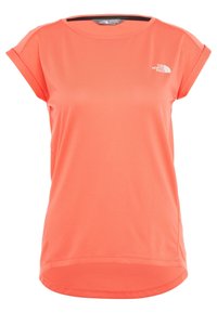 Kratší rukáv, tričko v jasně korálové barvě, vyrobené z hladkého materiálu, s kulatým výstřihem a malým bílým logem na levé straně hrudi.
