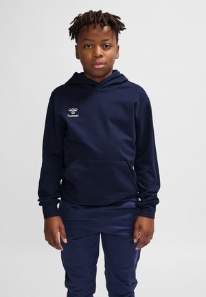 Dunkelblaues Kapuzensweatshirt mit einer Vorderasche, das ein weißes "hummel"-Logo auf der Brust und gerippte Bündchen hat. Weiche Textur.
