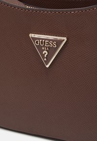Guess NOELLE TOP ZIP SHOULDER BAG - Borsa a mano - marrone