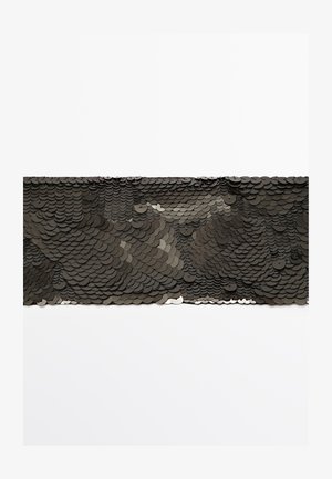 Schwarzer Paillettestoff mit überlappenden, kreisförmigen Pailletten in unterschiedlichen Größen, die eine strukturierte, schimmernde Oberfläche mit subtilen Farbvariationen erzeugen.