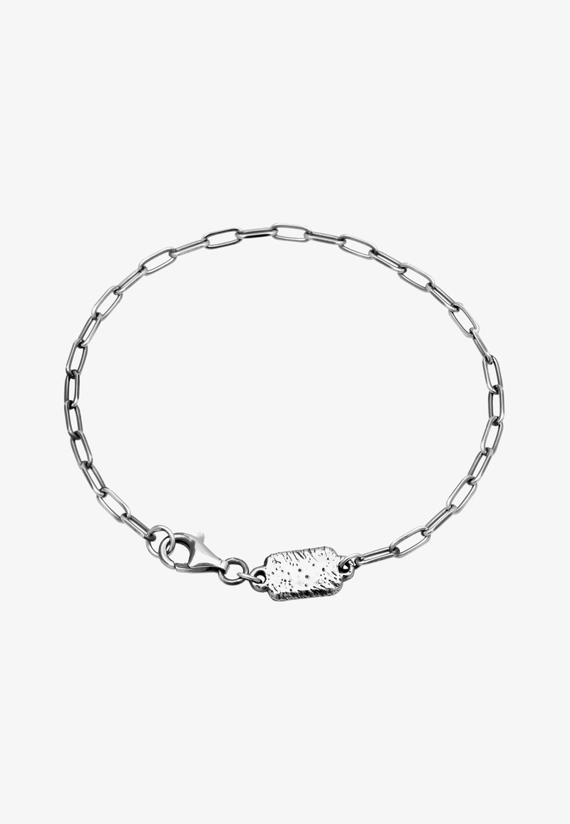 Silver kedja armband med förlängda länkar och en texturerad rektangulär charm med en kräftklämma stängning. Metallfinishen ser polerad ut.