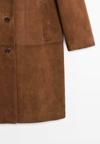 Bruine suede jas met een gladde textuur, een enkele knoopsluiting, platte kraag en zijzak voor functionaliteit.