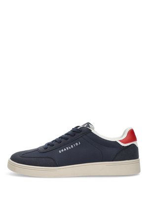 Zapatilla baja azul marino con suela beige, forro blanco, acento rojo en el talón y la marca "LOIS JEANS" en el lateral.