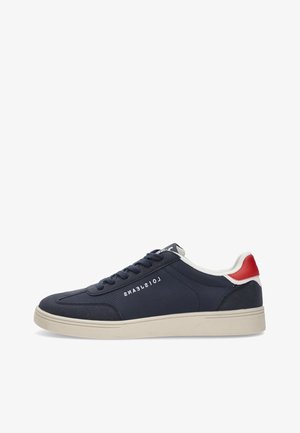 Zapatilla baja azul marino con suela beige, forro blanco, acento rojo en el talón y la marca "LOIS JEANS" en el lateral.